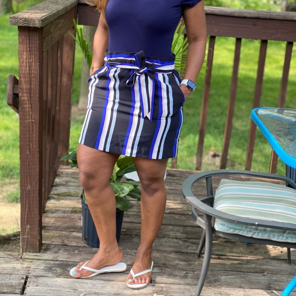 {Express} Mini skirt with belt and pockets - Picture 2 of 8